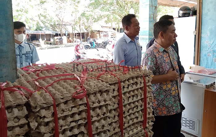 MASIH ALAMI KENAIKAN: Harga telur di pasaran masih dijual Rp 63 ribu per piring, dimungkinkan terjadi hingga beberapa pekan ke depan.