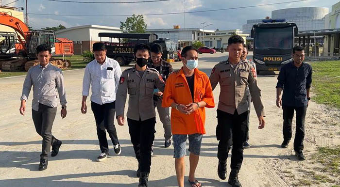 DUGAAN KORUPSI: Tersangka berinisial AMN (baju oranye) yang sudah ditahan atas dugaan tipikor Revitalisasi Saluran Air Malinau-Mansalong tahun anggaran 2021.