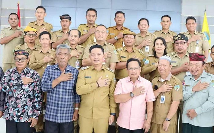 MEMASUKI PURNA TUGAS: Bupati KTT Ibrahim Ali berada di tengah-tengah Kepala OPD yang telah memasuki masa purna tugas.