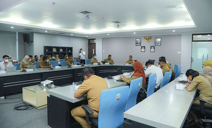 OPTIMALISASI: Asisten Bidang Pemerintahan dan Kesra Setprov Kaltara Datu Iqra Ramadhan memimpin rapat menyangkut Optimalisasi Program Jamsostek Bagi Pegawai non-ASN Pemprov Kaltara di Ruang Rapat, Senin (5/9).