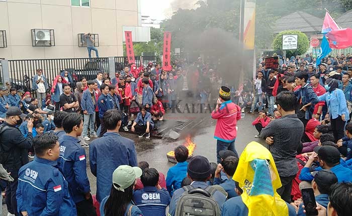 TOLAK KENAIKAN BBM: Aksi ratusan mahasiswa di depan Gedung DPRD Tarakan, Senin (5/9), ada tiga tuntutan yang disampaikan.