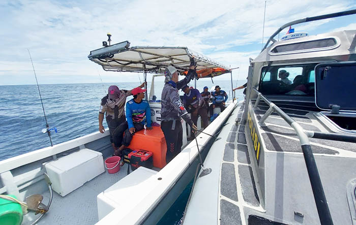 DIGELEDAH: Personel Direktorat Polairud Polda Kaltara memeriksa speedboat yang digunakan 6 WNA Malaysia saat masuk di perairan Pulau Sebatik, Kabupaten Nunukan.
