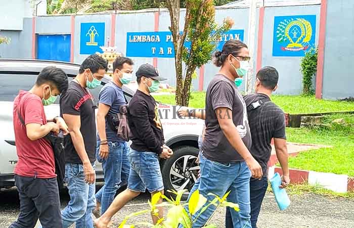 KASUS NARKOBA: Tersangka HN (bertopi) saat dipulangkan kembali ke Lapas Tarakan oleh Ditresnarkoba Polda Kalsel pada 2021 lalu.