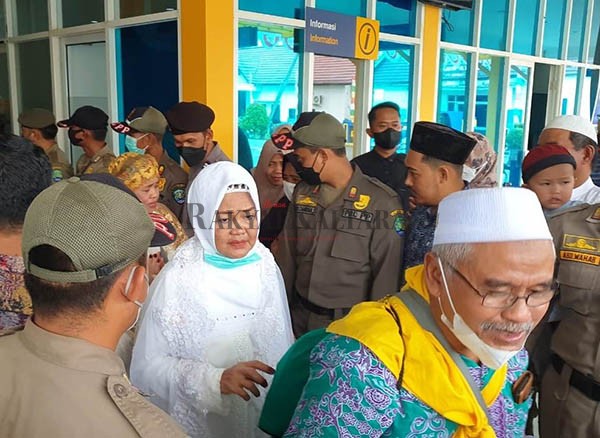 TIBA DARI TANAH SUCI: Kedatangan jemaah haji Bulungan di Bandara Tanjung Harapan Tanjung Selor pada 13 Agustus lalu.