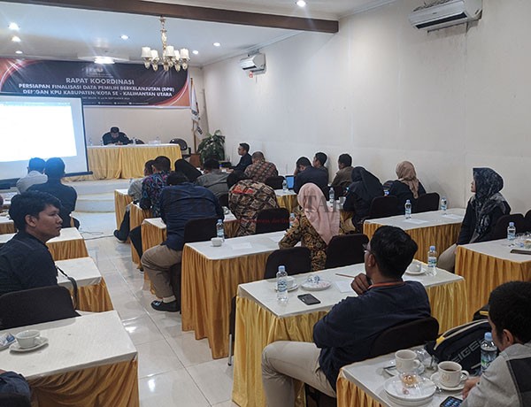 REKAPITULASI: KPU se-Kaltara lakukan finalisasi rekapitulasi Daftar Pemilih Berkelanjutan untuk mendapatkan daftar pemilih yang valid.