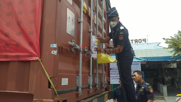 EKSPOR RUMPUT LAUT: Petugas KPPBC Tarakan dan BKIPM Tarakan memberikan segel pada kontainer pengangkut rumput laut yang akan diekspor, Jumat (16/9).