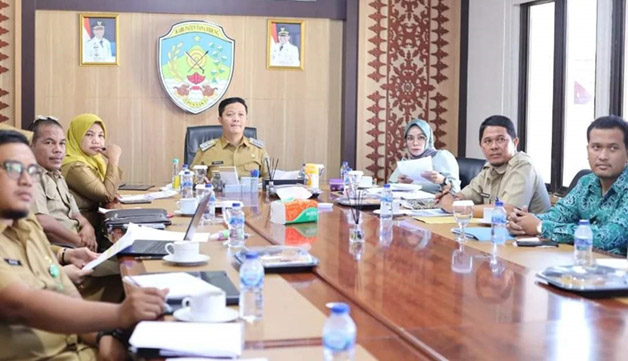 PEMBAHASAN KESEHATAN: Bupati KTT Ibrahim Ali memimpin rapat dalam upaya pencegahan angka stunting.
