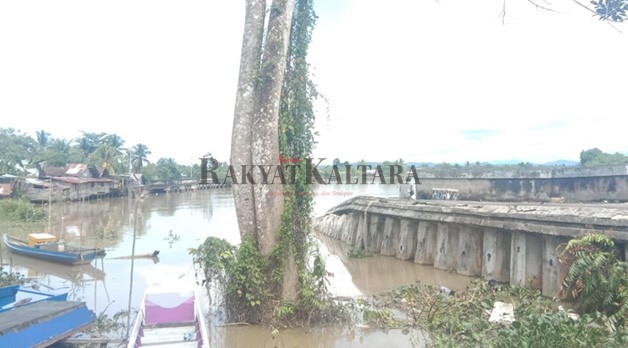 PERLU PERBAIKAN: Kondisi turap sungai yang masih rusak karena ditabrak kapal belum dilakukan perbaikan.
