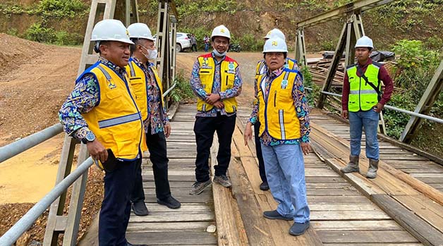 TINJAU PERBATASAN: Suheriyatna (paling kiri) merupakan salah seorang TPE-PSN Kementerian PUPR RI saat lakukan peninjauan di wilayah perbatasan Kaltara.