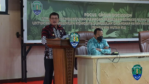 HUTAN SOSIAL: Wakil Bupati Bulungan Ingkong Ala memberikan penjelasan terhadap manfaat perhutanan sosial.