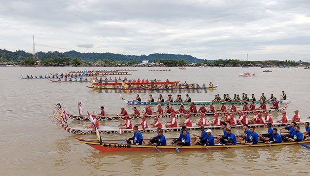 SEMARAK HARI JADI: Festival Sungai Kayan dimeriahkan dengan lomba perahu dayung untuk menyambut Hari Jadi Kabupaten Bulungan dan Kota Tanjung Selor.