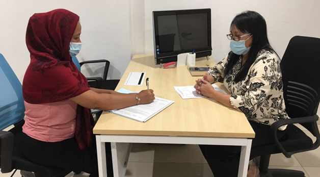 PMI BERMASALAH: Endang Sunarsih (kiri) saat dilakukan interview petugas KJRI Johor Bahru Malaysia yang nantinya akan dipulangkan ke Indonesia.