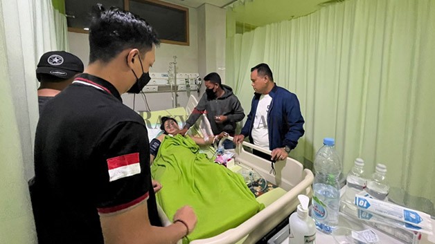 KUNJUNGI KORBAN: Kapolres Tarakan, AKBP Taufik Nurmandia (jaket biru) kunjungi korban salah tembak oleh oknum polisi di RSUD dr Jusuf SK, Jumat (30/9).