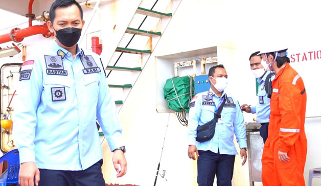 OPERASI GABUNGAN: Tim Pora awasi WNA yang bekerja sebagai awak kapal di perairan Tarakan.