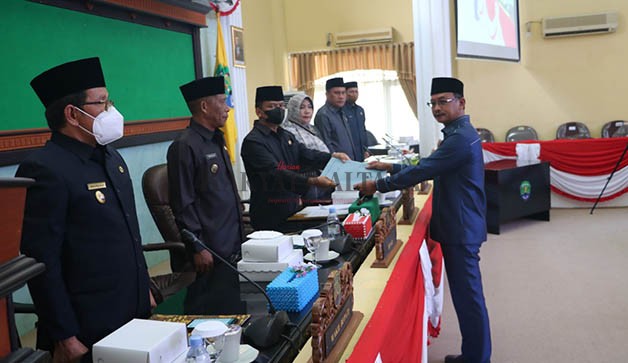 MEMBANGUN DAERAH: Dalam rapat paripurna yang terlaksana di Gedung DPRD, fraksi DPRD Bulungan memberikan pandangan umum dan usulan.