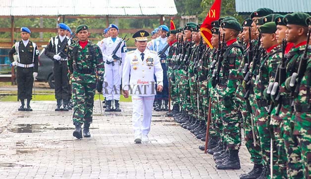 DIRGAHAYU TNI: Gubernur Kaltara Zainal Arifin Paliwang meninjau gelar pasukan pada HUT ke-77 TNI di markas Batalyon Raider 613 Raja Alam, Rabu (5/10).