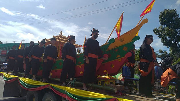 PAWAI KEBUDAYAAN: Perahu Padau Tuju Dulung diarak keliling Kota Tarakan sebelum perayaan puncak Festival Iraw Tengkayu 2022, Kamis (6/10). Momen itupun dimanfaatkan masyarakat untuk berfoto dengan peserta pawai.