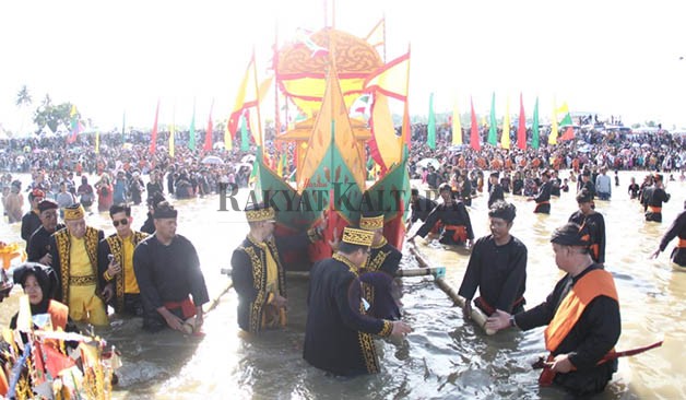 ACARA PUNCAK: Festival Iraw Tengkayu melakukan penurunan perahu Padaw Tuju Dulung di Kawasan Wisata Ratu Intan Pantai Amal,Sabtu (8/10) lalu.