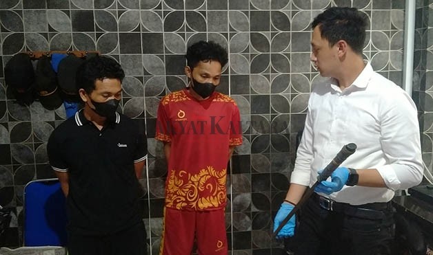 DITAHAN: Kedua tersangka berinisial IK dan JM saat akan dilakukan interogasi oleh penyidik Satreskrim Polres Tarakan, Senin (10/10).