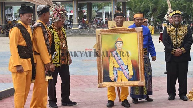 CENDRAMATA: Bupati Bulungan Syarwani menerima lukisan sebagai bentuk apresiasi atas keberhasilan membangun daerah.