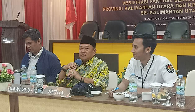 RAKOR: Ketua KPU Kaltara Suryanata Al Islami (tengah) memimpin rakor berkaitan verifikasi faktual yang akan dilaksanakan.