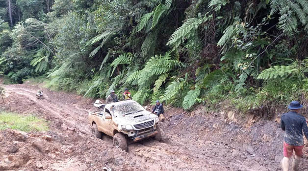 KONDISI JALAN PARAH: Proses pengerjaan jalan di Krayan yang sempat longsor beberapa waktu lalu diupayakan DPUPR Perkim Kaltara bisa dilaksanakan.