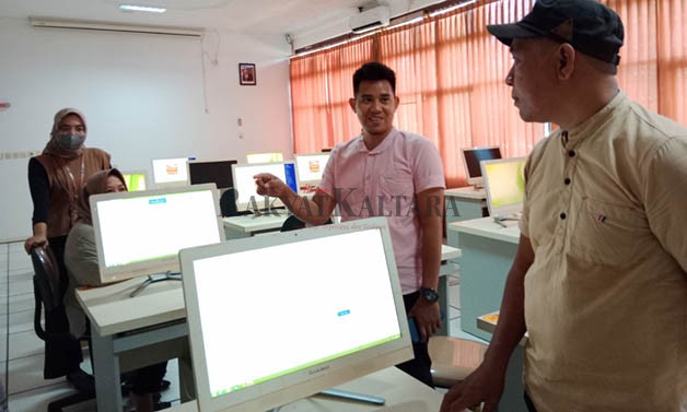 TINJAUAN: Bawaslu Bulungan saat meninjau lokasi Laboratorium Computer Assisted Test (CAT) milik Pemkab Bulungan, kemarin (14/10).
