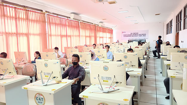 TES TERTULIS: Calon peserta Panwascam yang mengikuti tes tertulis di Laboratorium Computer Assisted Test milik Pemkab Bulungan, Sabtu (15/10) lalu.