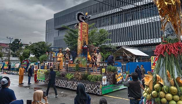 PUNCAK HARI JADI: Peserta pawai budaya puncak Hari Jadi Kabupaten Bulungan dan Kota Tanjung Selor dengan menampilkan Tugu Cinta Damai.