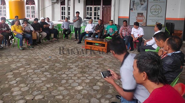 DISKUSI HARGA UDANG: Gubernur Kaltara Zainal Arifin Paliwang (batik hijau) memenuhi panggilan petambak berkaitan persoalan anjloknya harga udang, Rabu (19/10).