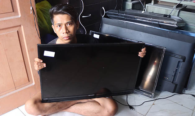 HASIL CURIAN: SM saat diamankan di ruang Unit Jatanras Satreskrim Polres Tarakan beserta 6 unit TV hasil curiannya.