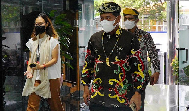 BATIK KALTARA: Gubernur Kaltara Zainal Arifin Paliwang mengenakan batik Kaltara di setiap acara resmi. Semarak HUT Kaltara pun akan ada lomba Fashion Show khas Batik Kaltara.