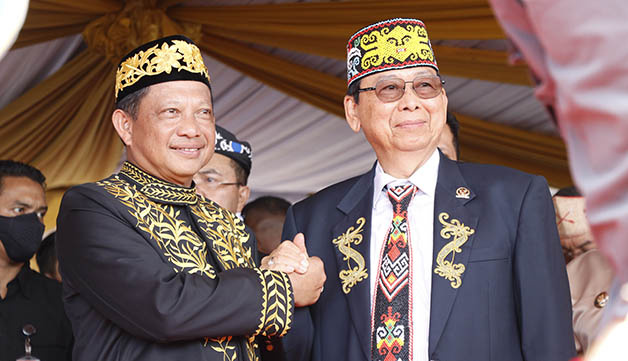 KEBERSAMAAN: Mendagri Tito Karnavian (kiri) menjabat tangan Anggota DPD RI Marthin Billa usai upacara HUT ke-10 tahun Provinsi Kaltara.