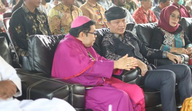 KEAGAMAAN: Bupati KTT Ibrahim Ali berbincang dengan Uskup Keuskupan Tanjung Selor Mgr Paulinus Yan Ola MSF di acara penutupan tahun solidaritas misi umat Katolik, Santo Paulus Tideng.