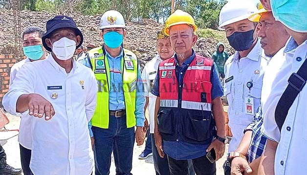 KETENAGAKERJAAN: Bupati Bulungan Syarwani (paling kiri) saat meninjau pekerjaan pembangunan rumah sakit di Kecamatan Bunyu, beberapa waktu lalu.