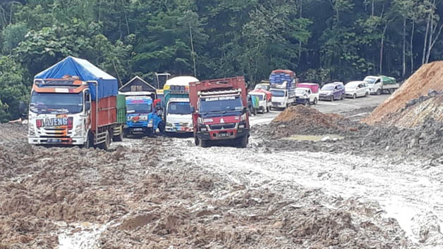 SULIT DILINTASI: Proyek jalan di poros Bulungan-Berau yang belum tuntas dikerjakan, membuat kendaraan yang melintas harus ekstra berhati-hati.