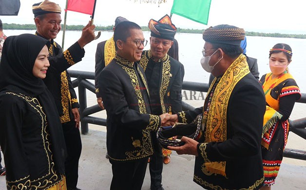 KINERJA BUPATI DIPUJI: Wakil Ketua MPR RI Yandri Susanto saat tiba di KTT untuk menghadiri Festival Budaya Irau.