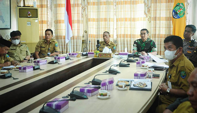 BAHAS INFLASI: Bupati Bulungan Syarwani bersama TPID mengikuti rakor pengendalian inflasi daerah secara virtual, di ruang rapat Bupati Bulungan, Senin (7/11).