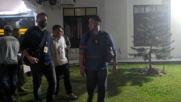 DUGAAN PUNGLI: Salah seorang pejabat KSOP Tarakan (kaos putih) diamankan Ditreskrimsus Polda Kaltara diduga melakukan pungli penerbitan SPB, Selasa (8/11).