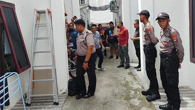 DIGELEDAH: Personel Ditreskrimsus Polda Kaltara menggeledah rumah dinas IS terkait dugaan pungli, Rabu (9/11).