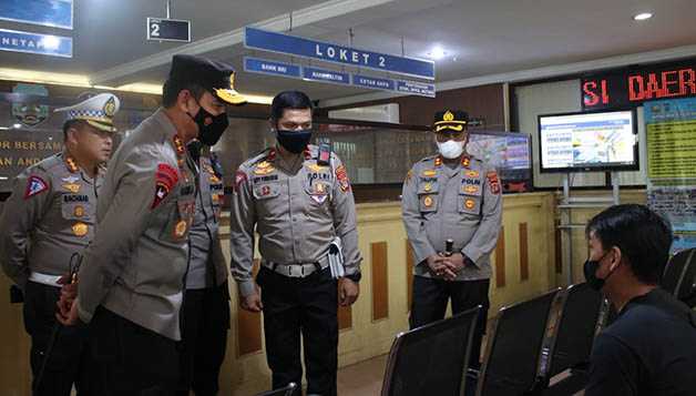 TINJAU PELAYANAN: Kapolda Kaltara Irjen Pol Daniel Adityajaya (kiri) mengunjung pelayanan di Polres Tarakan dan Samsat Tarakan, Rabu (9/11).
