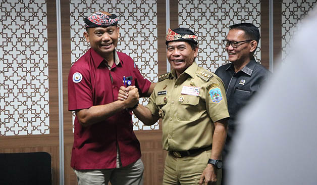 BERSINERGI: Gubernur Kaltara Drs H Zainal A Paliwang SH, M.Hum berjabat tangan dengan Dirjen Perikanan Budidaya KKP Haeru Rahayu usai rapat tindak lanjut stabilisasi harga udang di Kota Tarakan, Selasa (8/11) lalu.