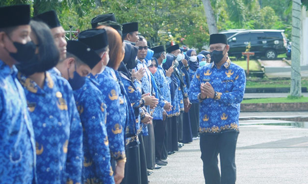 CEGAH COVID: Bupati Bulungan Syarwani usai memimpin upacara peringatan Hari Kesehatan Nasional di halaman Kantor Bupati, Senin (14/11).