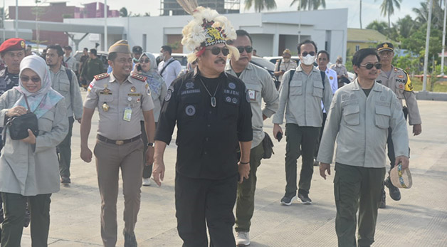KE PERBATASAN: Inspektur Jenderal Kementerian Pertanian Jan Maringka (tengah) melakukan pemantauan di Nunukan, Sabtu (12/11) lalu.