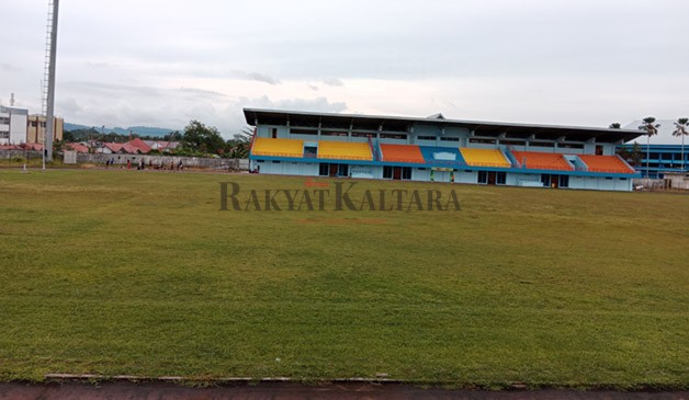 PENGECATAN: Stadion Andi Tjajuk dipersiapkan sebagai lokasi pembukaan Porprov pada Desember mendatang.
