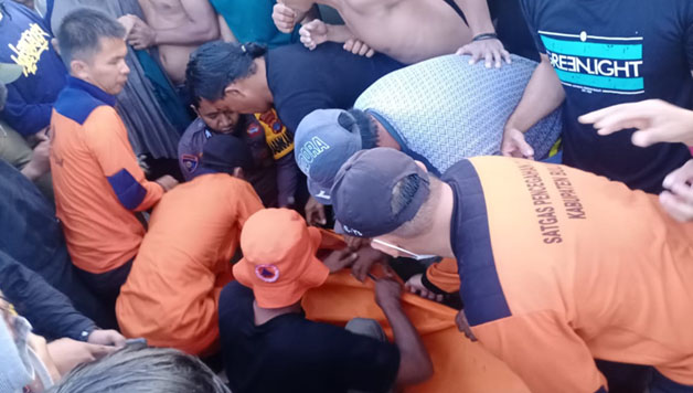 DIEVAKUASI: Salah seorang korban tenggelam yang berhasil ditemukan dievakuasi BPBD Bulungan, Rabu (23/11).