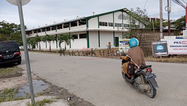 BELUM JUGA DIFUNGSIKAN: Bangunan Pasar Buah di kawasan Pasar Induk Tanjung Selor yang sudah selesai dibangun tapi belum ditempati para pedagang.