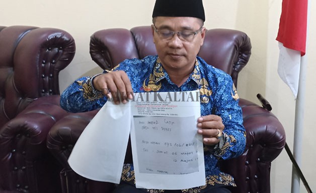 DIDUGA SURAT PALSU: Kepala KUA Tarakan Timur Syamsudin menunjukkan surat keterangan nikah siri yang diduga palsu dibuat oleh oknum masyarakat, Selasa (29/11).