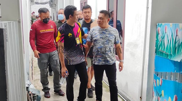 PENDALAMAN KASUS: Ditreskrimsus Polda Kaltara saat lakukan penggeledahan di rumah dinas tersangka IS untuk kasus dugaan pungli.