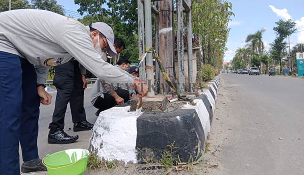 SONGSONG HARI JALAN NASIONAL: BPJN wilayah Kaltara lakukan pengecatan di median jalan sepanjang Jalan Sengkawit Tanjung Selor, kemarin (30/11).